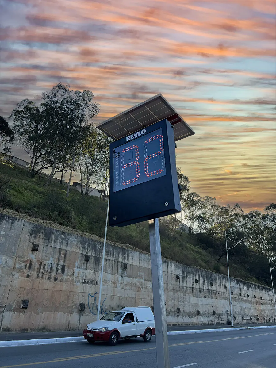 Lombada eletrônica solar com painel de LED em operação