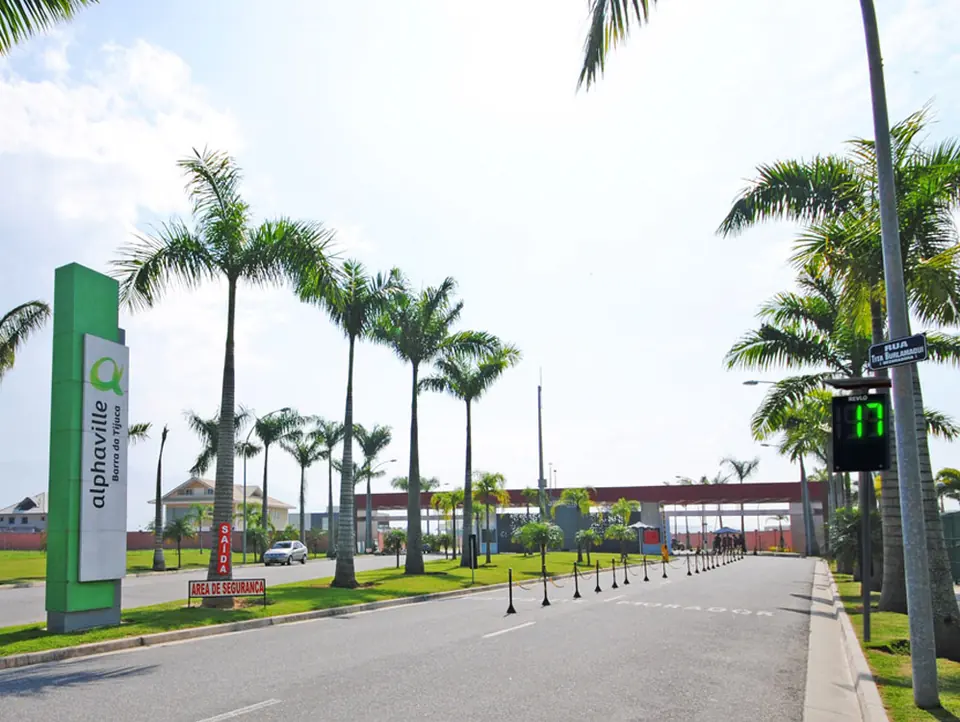 Lombada eletrônica educativa exibindo velocidade em acesso controlado